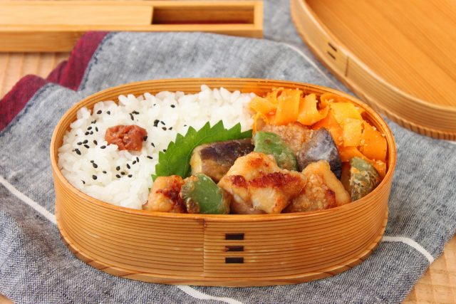 ボリューム満点！忙しい朝でも作れる「揚げ物メイン弁当」レシピ3選