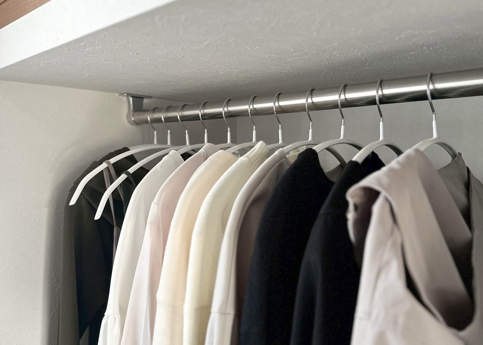 衣替え前にやっておくと違う！スッキリ暮らす「秋のクローゼット掃除術」