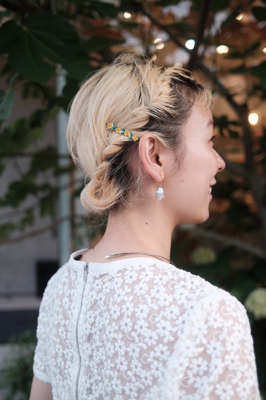 くせを活かして、ラクに楽しむ！湿気を味方にするヘアアレンジ例