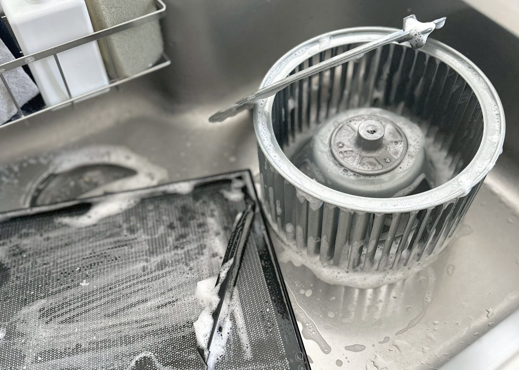 「換気扇の掃除」は夏がおすすめ！中性洗剤を使った簡単お手入れ術