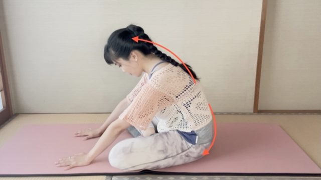 骨盤を後ろに倒す
