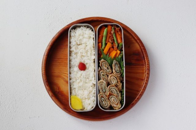 「豚の大葉みそ巻き」「野菜のおかか和え」2品弁当