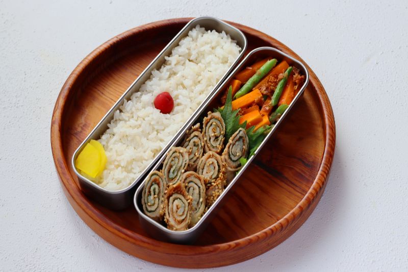 レンジ1回加熱で2品完成！「豚の大葉みそ巻き」「野菜のおかか和え」2品弁当
