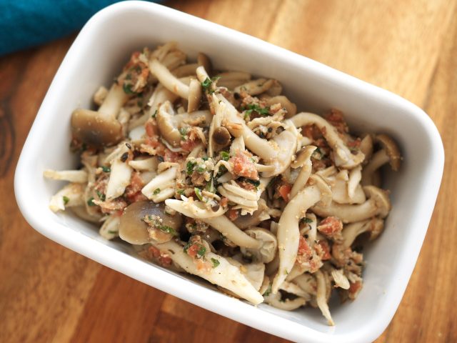 腸活ダイエットに!レンジで簡単「きのこと大葉の梅和え」