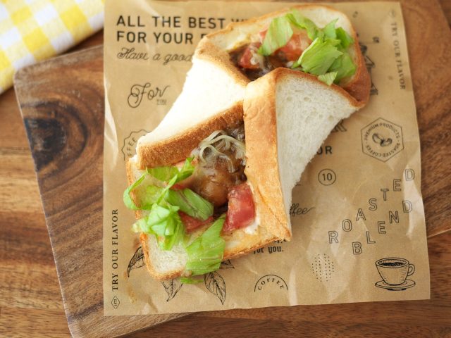 レタスを両端にのせる