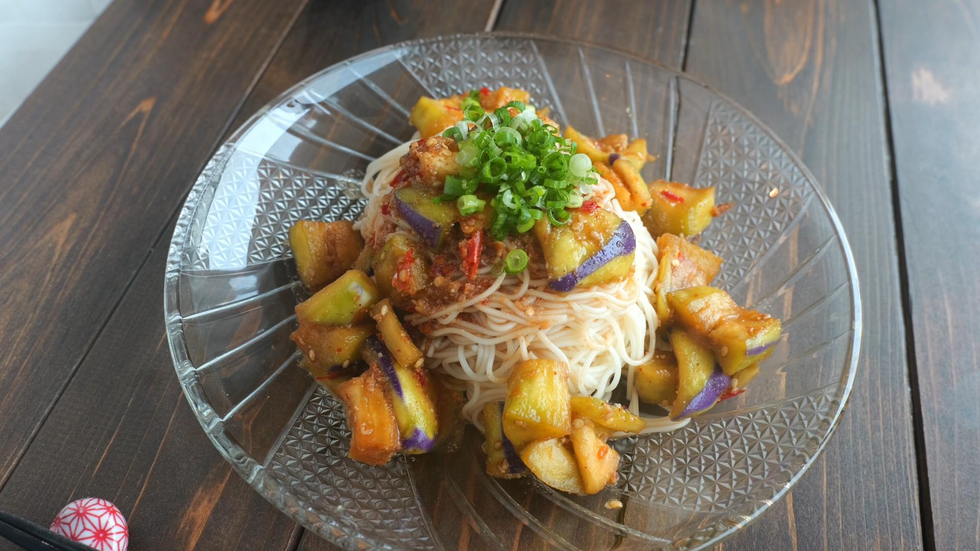 美味しい夏のおすすめレシピ！簡単「なすの旨辛そうめん」