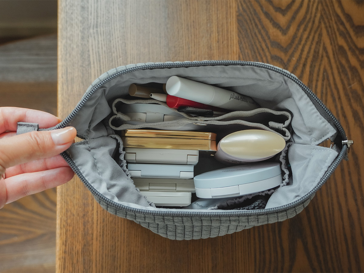 もうコスメを探さない！使いやすい自立型「整理ができるワイヤーポーチ」
