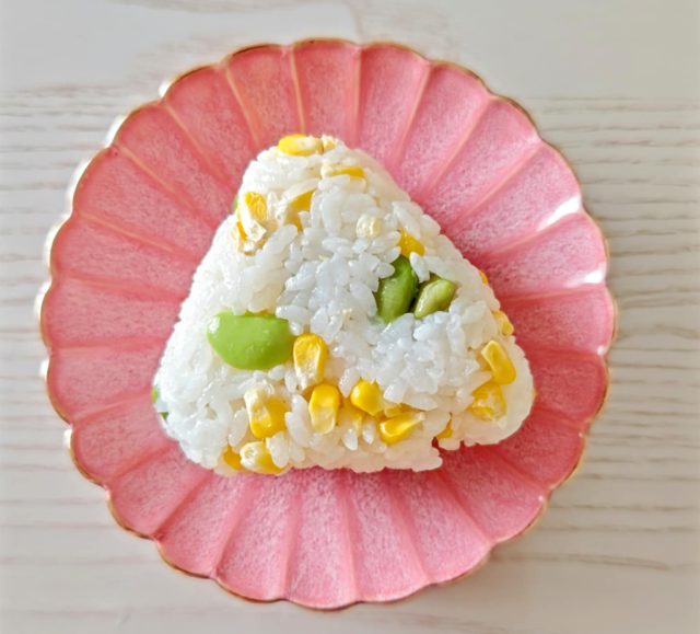 枝豆ととうもろこしのおにぎり