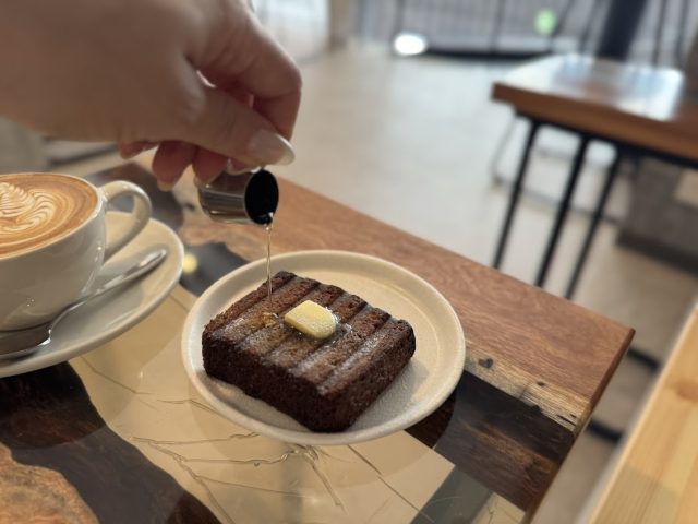 グリルバナナブレッドにシロップ