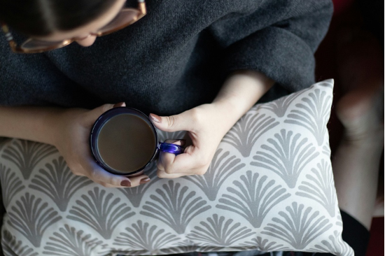 朝 コーヒー 女性