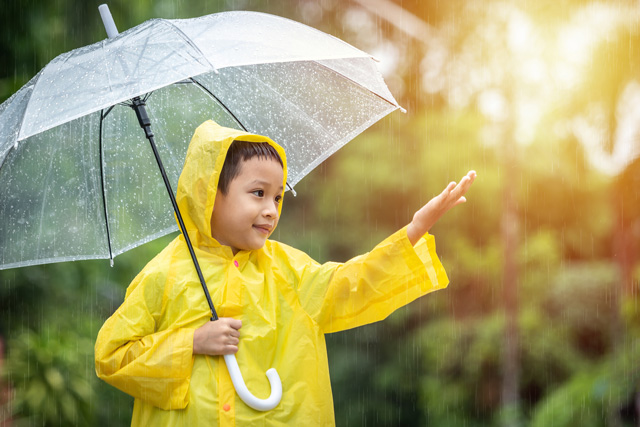 夕方 雨 夕立 男の子