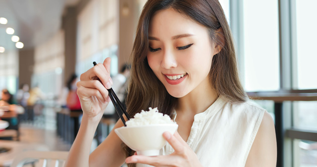 ご飯を食べる女性