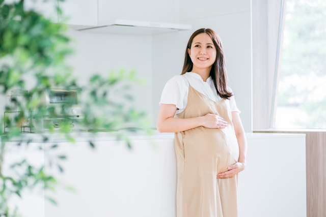 お腹に触れる妊婦さん