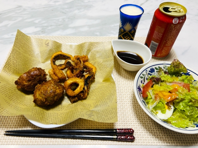 から揚げとサラダとお酒