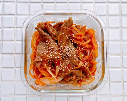 ご飯がすすむ♪10分で完成『牛肉の焼肉風ピリ辛炒め』作り置きレシピ