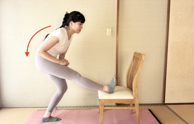 腰を丸める