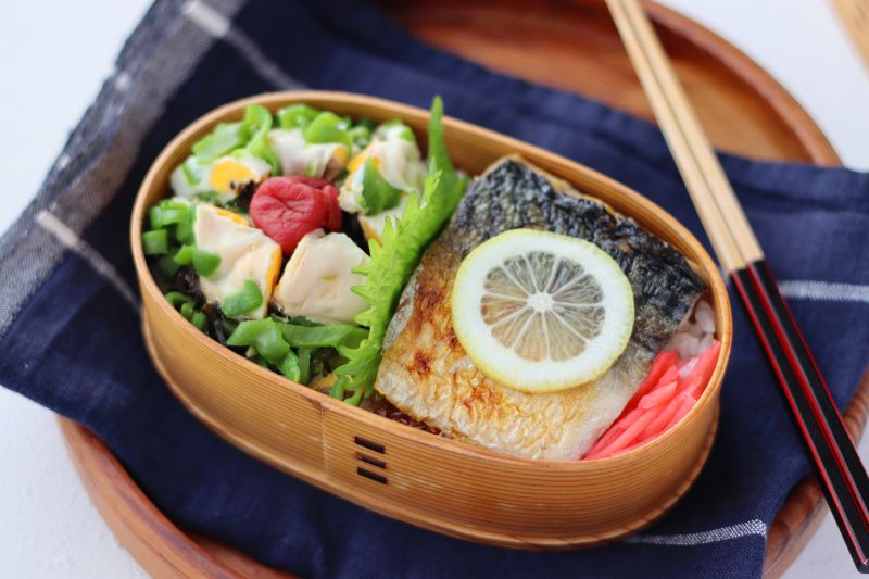 暑い朝もラクラク♪「塩サバのレモン醤油」「レンジ卵ピーマン」2品弁当