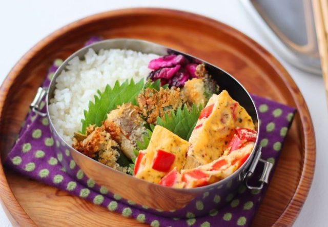 「塩サバのチーズパン粉焼き」「パプリカのレンジオムレツ」2品弁当