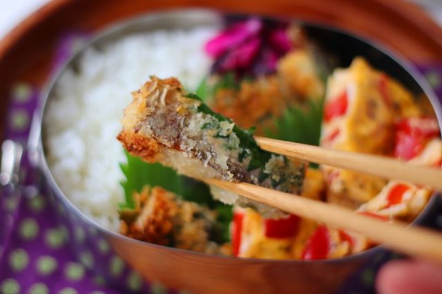 「塩サバのチーズパン粉焼き」「パプリカのレンジオムレツ」2品弁当