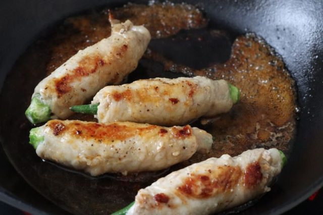タレをからめたオクラ肉巻き