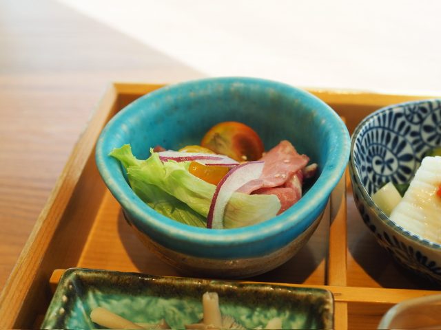 青い小鉢