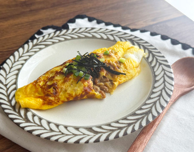 冷蔵庫の定番食材で◎5分で完成！おいしい「納豆オムレツ」