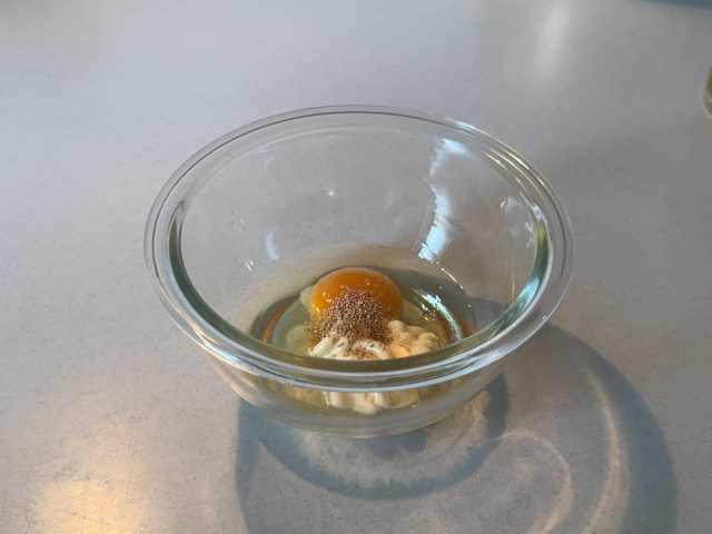 ボウルに卵を割り入れる