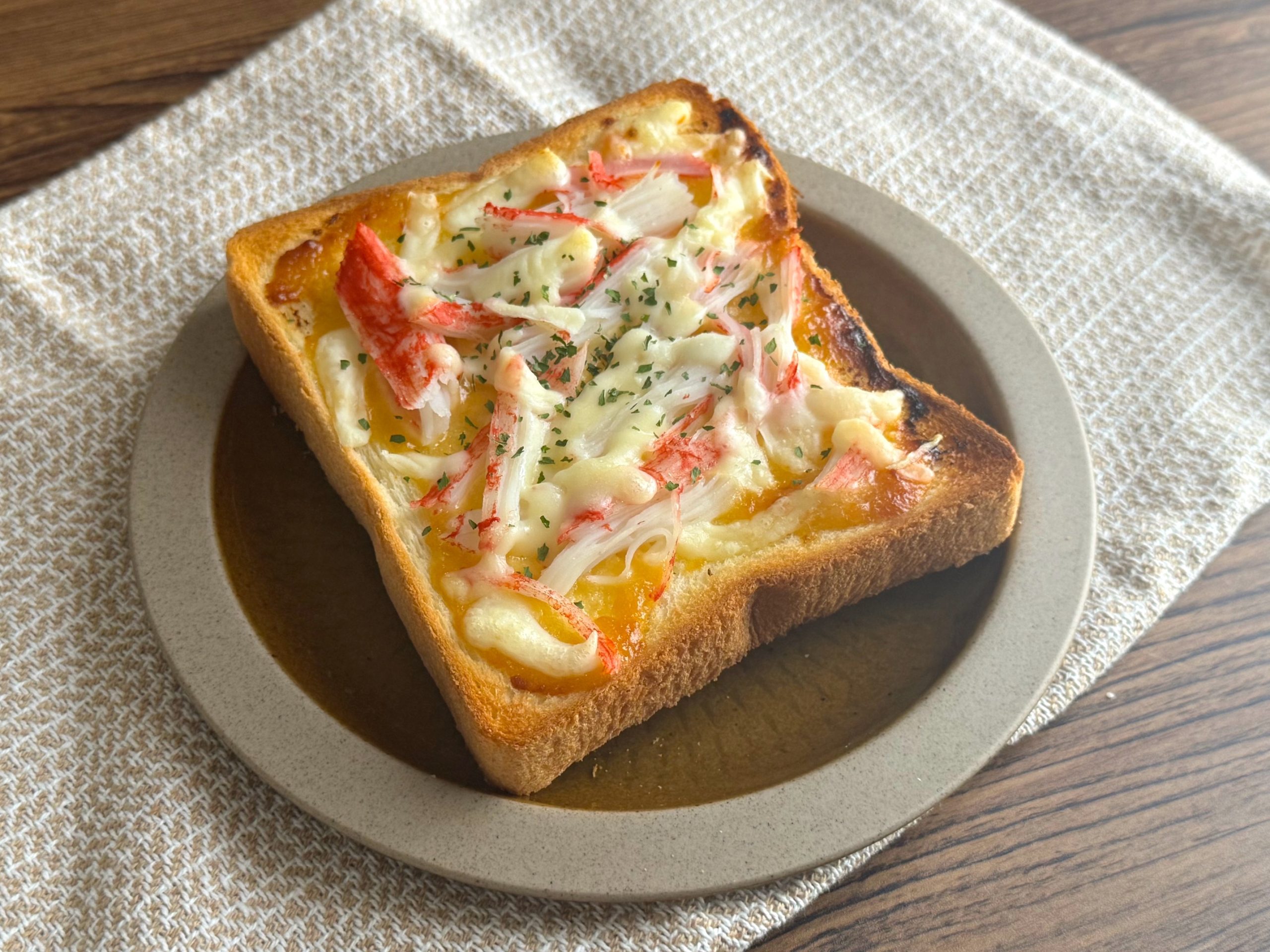身近な食材でごちそう気分に♪「和風カニカマ味噌トースト」