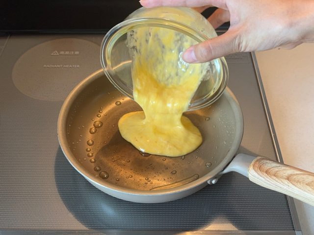 フライパンに溶いた卵を薄く広げて焼く
