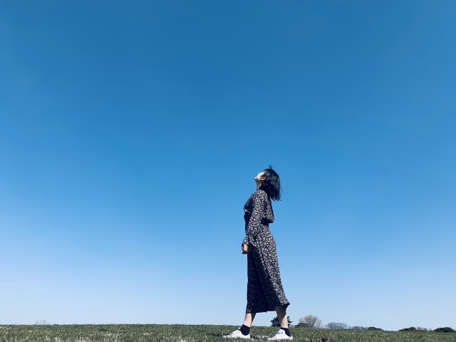 ひとりで歩く女性