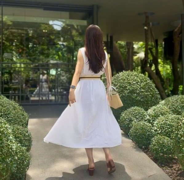 女性の後ろ姿