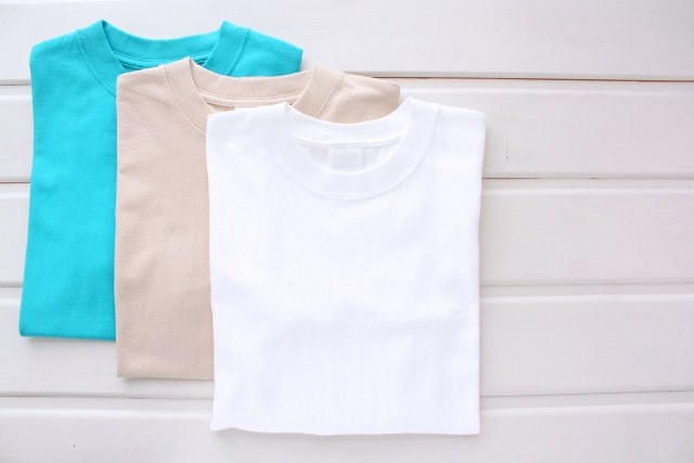 白と青とベージュのTシャツ