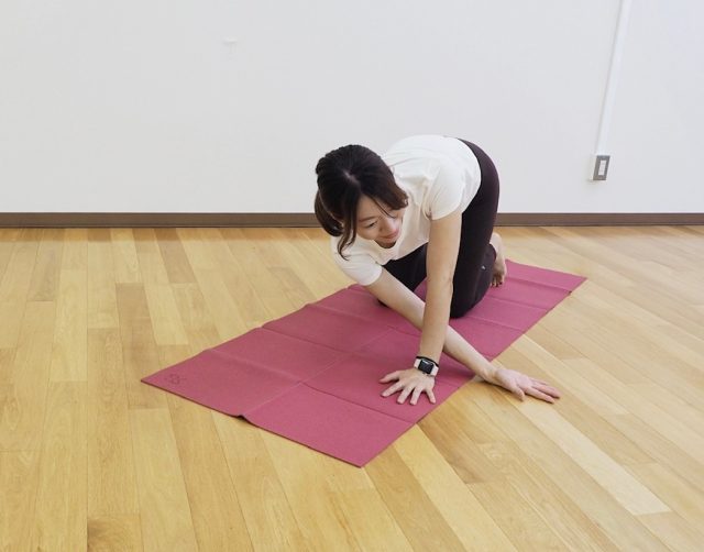 針の糸通しのポーズ