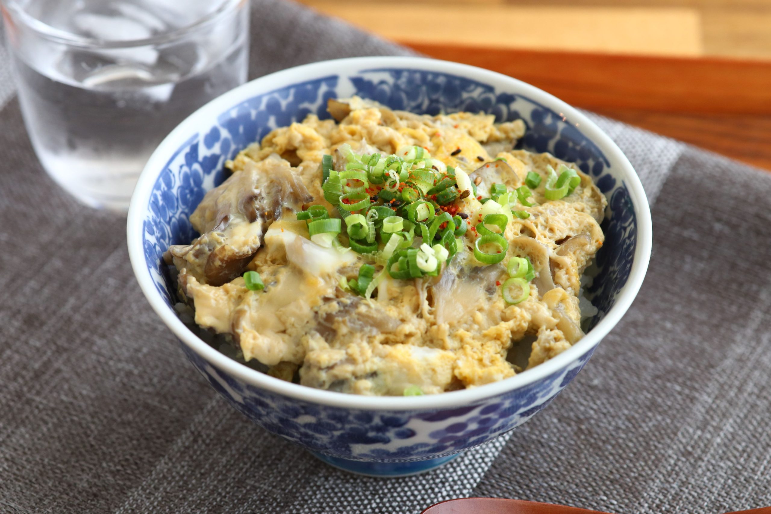 レンジで簡単！5分で完成「まいたけの卵とじ丼」