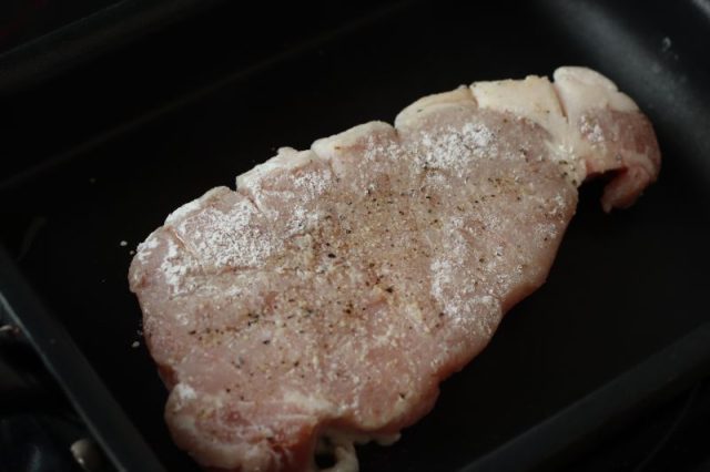 フライパンで焼く豚ロース肉