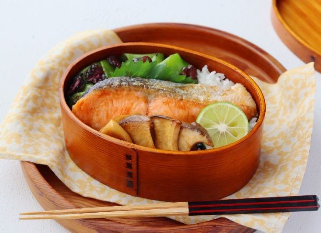 「鮭とエリンギのバター醤油」「ピーマンの柴漬け和え」2品弁当