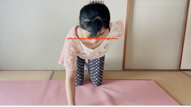 平行に保つ