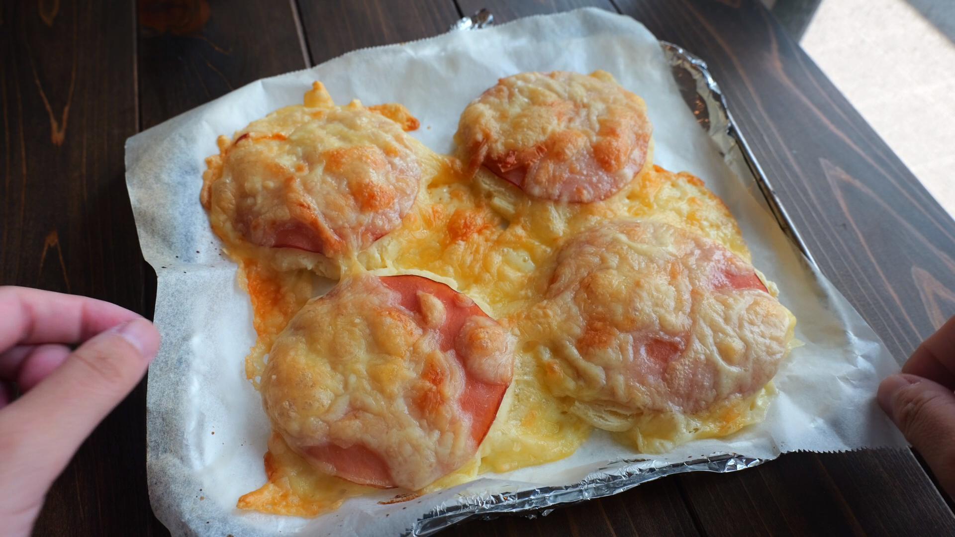 オーブンも発酵も不要！材料5つだけで簡単「米粉ハムチーズパン」の作り方