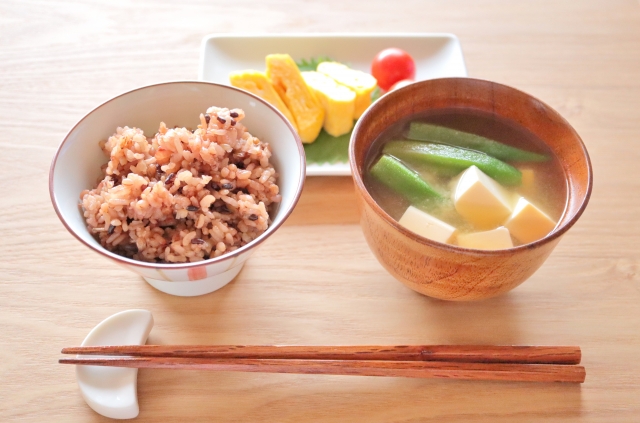 和食の朝ごはんと箸