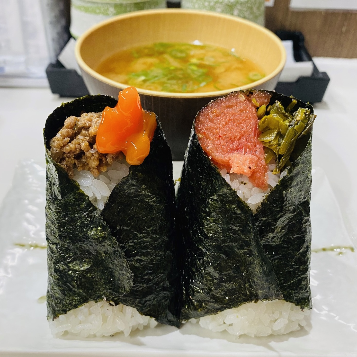 【大阪・中崎町】圧巻の大きさ！こぼれんばかりの具材！行列ができるおにぎり専門店@おにぎりごりちゃん