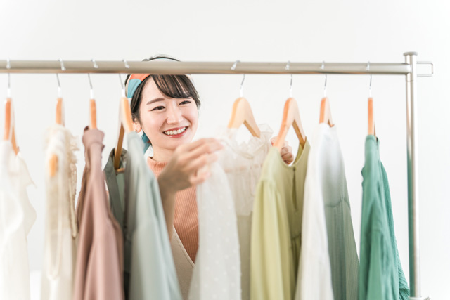 買い物中の女性