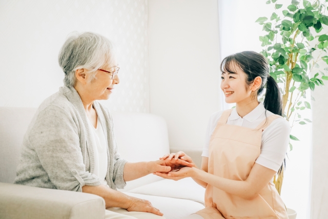笑顔の女性二人