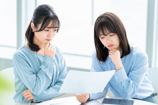 悩んでいる女性2人