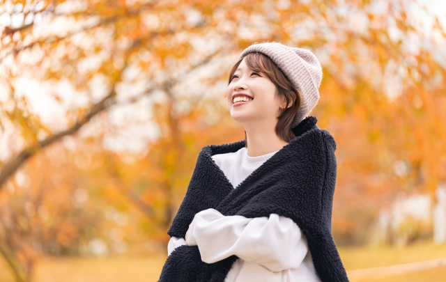 紅葉を見る笑顔の女性