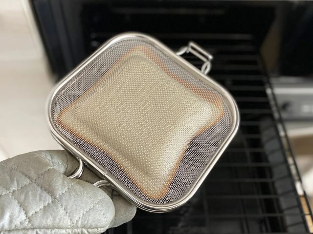 食パンを挟んだレイエ グリルホットサンドメッシュ