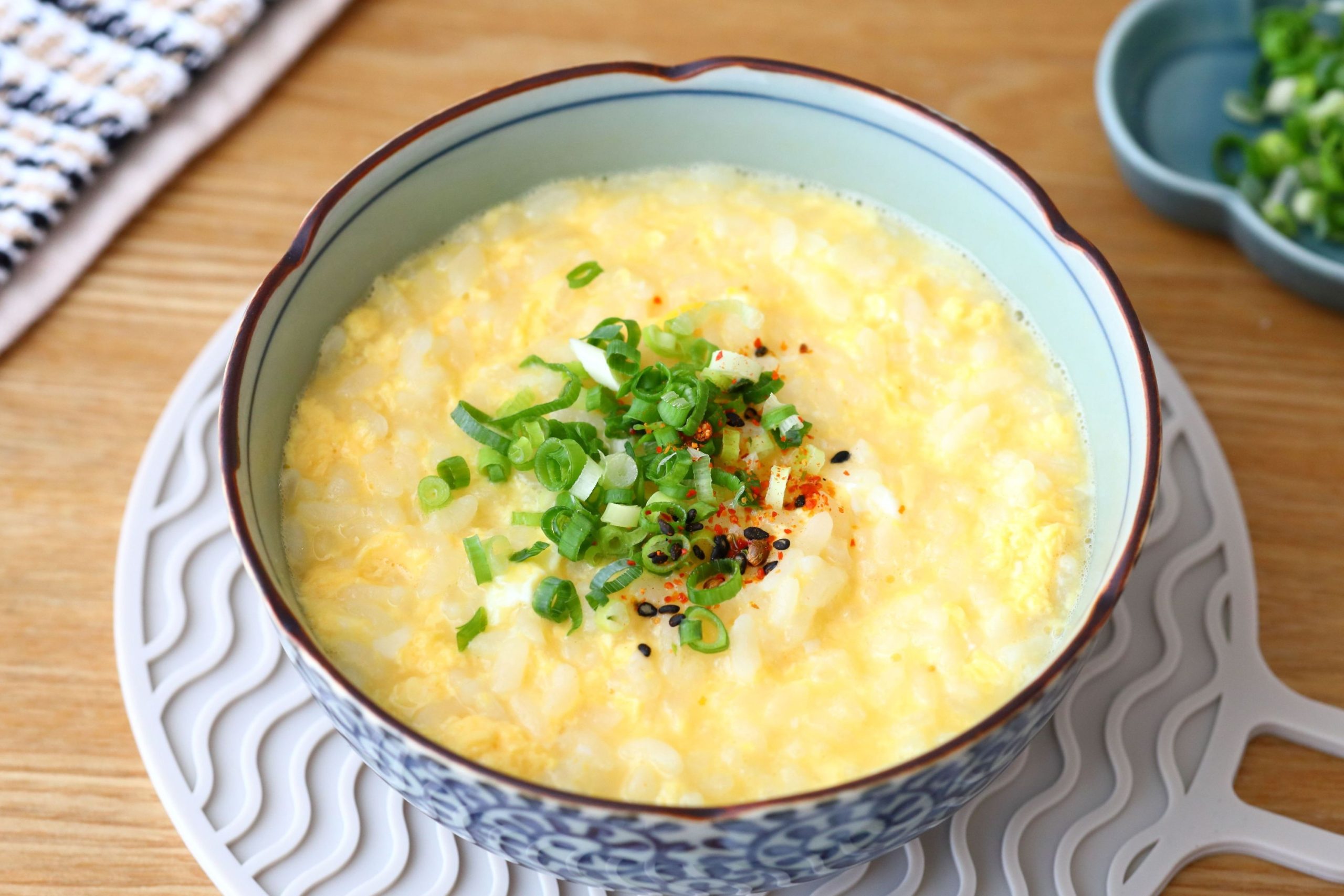 レンジだけで極上！5分でできる「白だしチーズたまご雑炊」