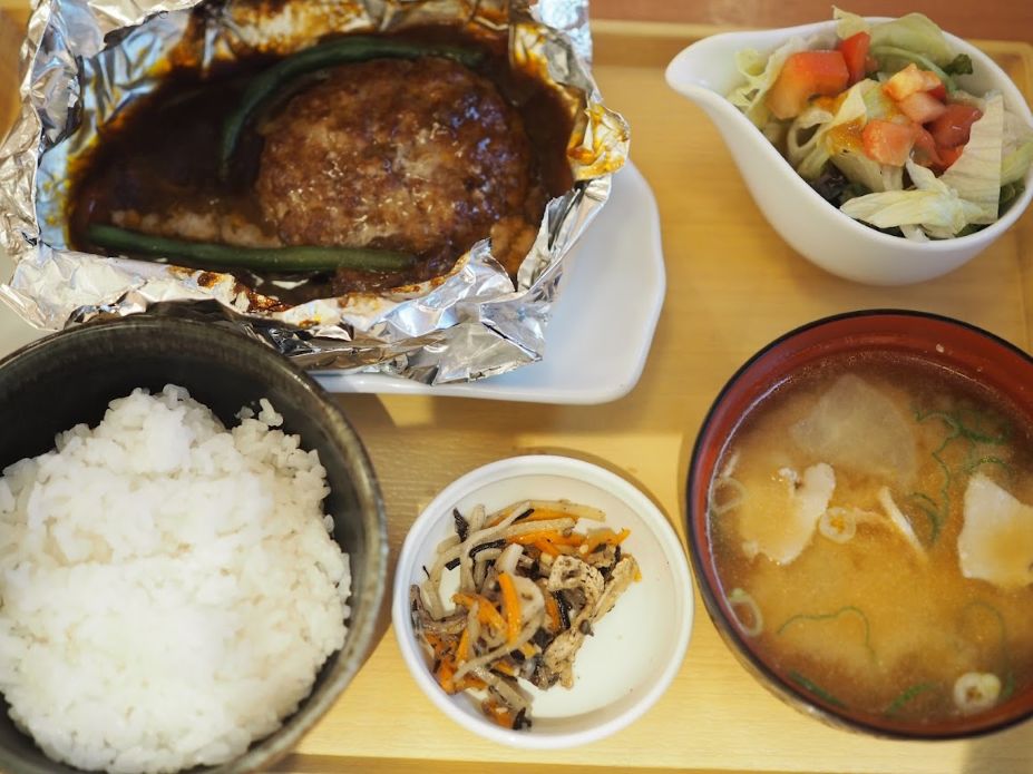 朝から贅沢♪ココスの「プレミアムモーニング」で「包み焼きハンバーグの朝定食」を堪能！