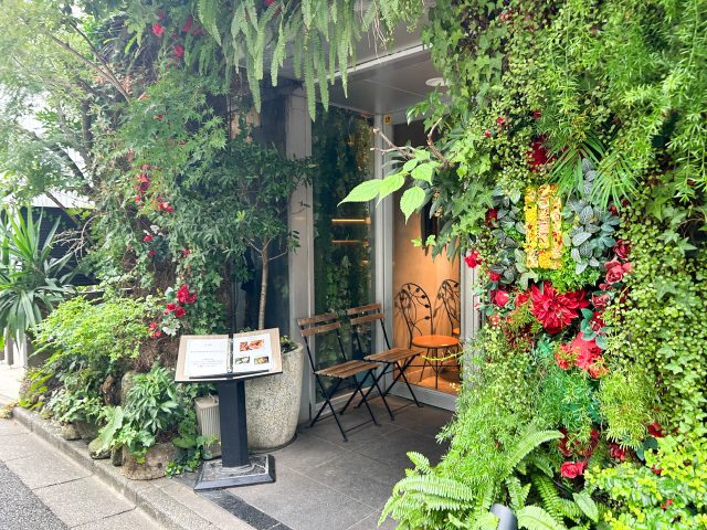 i2 cafe 入口グリーン