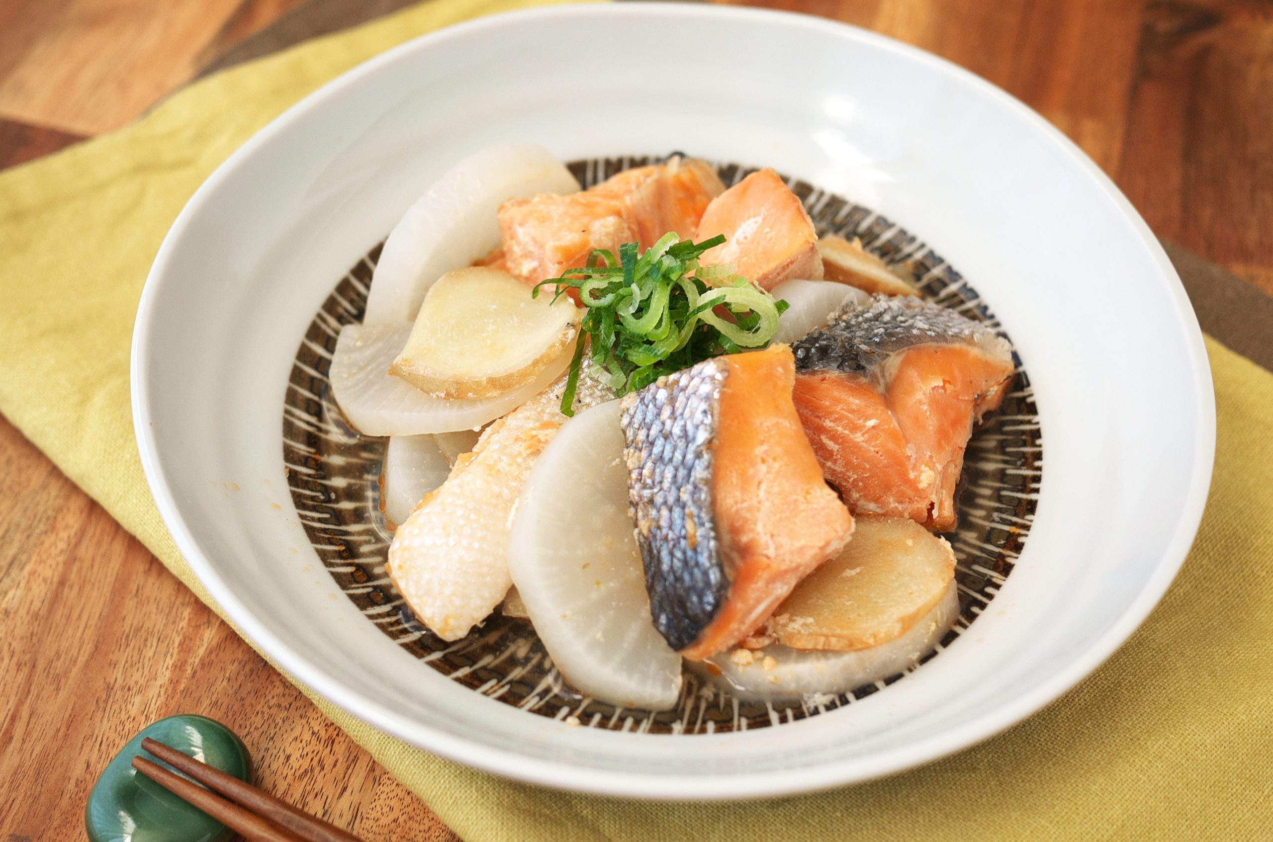 レンジだけで簡単！美肌と胃腸いたわる「鮭と大根の塩煮」