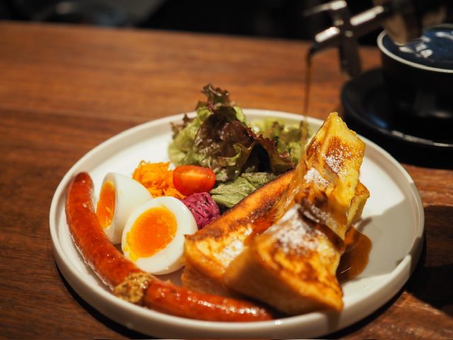 メープルシロップをフレンチトーストにかける